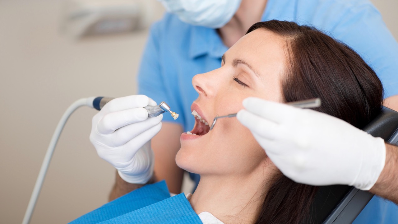 Junge Frau bekommt Behandlung beim Zahnarzt